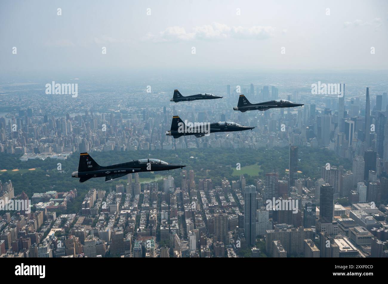 NEW YORK CITY – T-38A-Talone aus dem 1st Fighter Wing fliegen am 16. August 2024 über New York City in der Nähe des Central Parks. Die Flugzeuge sind vom 7. Jäger Stockfoto