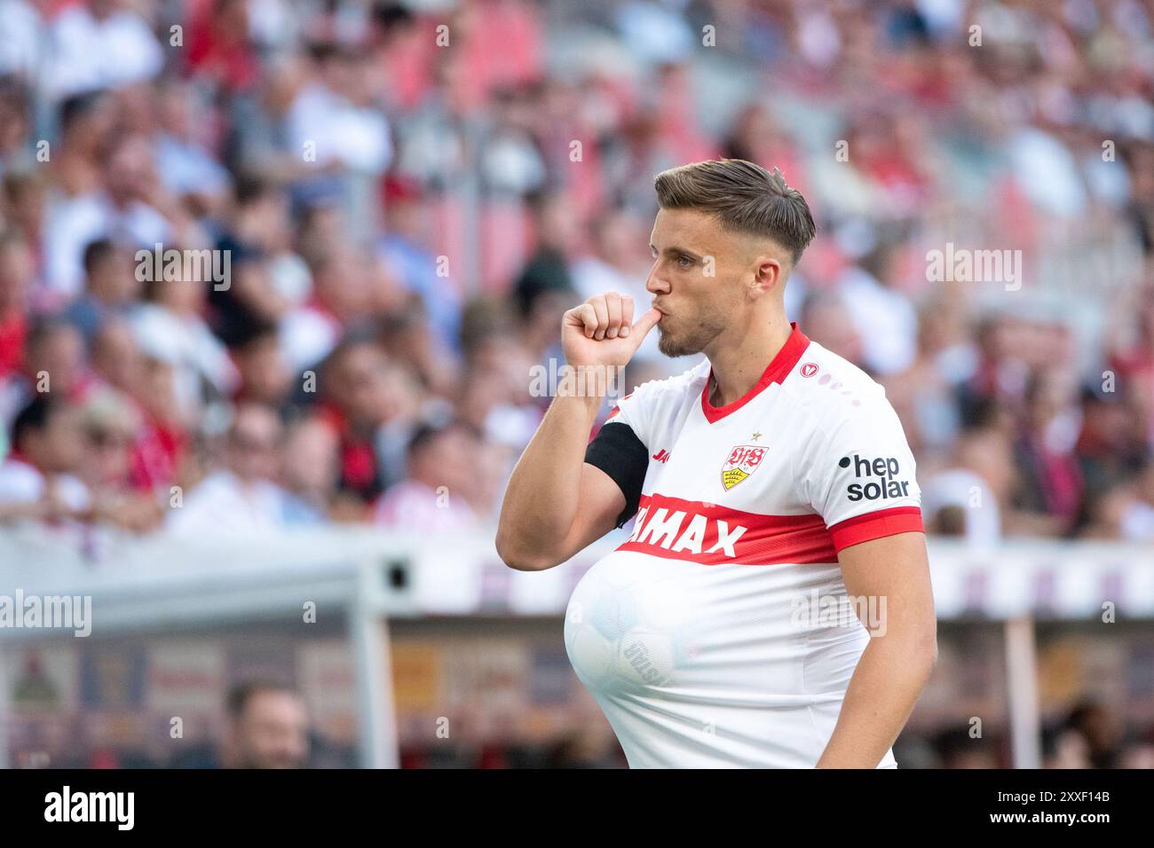 Ermedin Demirovic (VfB Stuttgart, #09) mit Ball unter dem Trikot und Daumen im Mund kuendigt beim Jubel ueber das Tor zum 0:1 seine Vaterschaft an, GER, SC Freiburg (SCF) vs VfB Stuttgart (VFB), Fussball Bundesliga, 1. Spieltag, Saison 2024/2025, 24.08.2024 DFB/DFL-Vorschriften verbieten jede Verwendung von Fotografien als Bildsequenzen und/oder Quasi-Video Foto: Eibner-Pressefoto/Michael Memmler Stockfoto