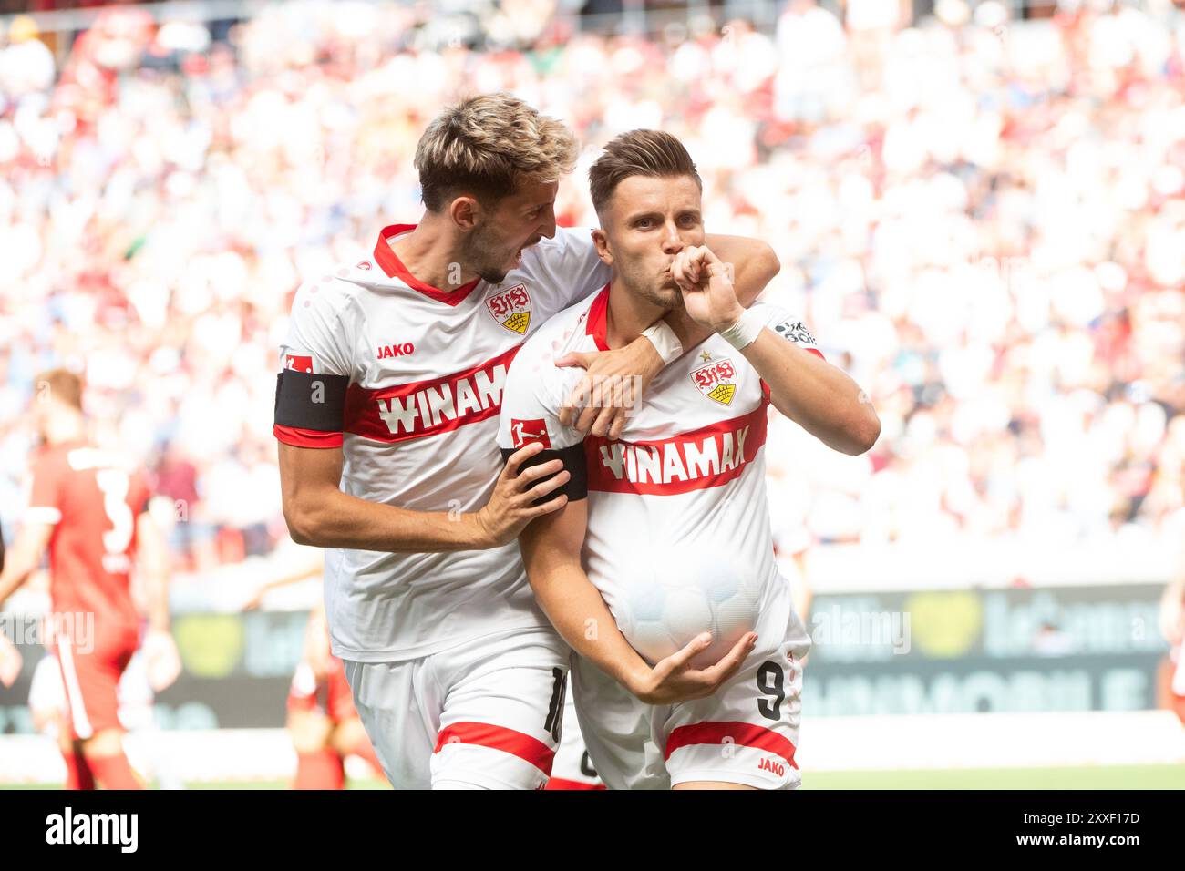Ermedin Demirovic (VfB Stuttgart, #09) mit Ball unter dem Trikot und Daumen im Mund kuendigt beim Jubel ueber das Tor zum 0:1 seine Vaterschaft an, daneben Atakan Karazor (VfB Stuttgart, #16), GER, SC Freiburg (SCF) vs VfB Stuttgart (VFB), Fussball Bundesliga, 1. Spieltag, Saison 2024/2025, 24.08.2024 DFB/DFL-Vorschriften verbieten jede Verwendung von Fotografien als Bildsequenzen und/oder Quasi-Video Foto: Eibner-Pressefoto/Michael Memmler Stockfoto
