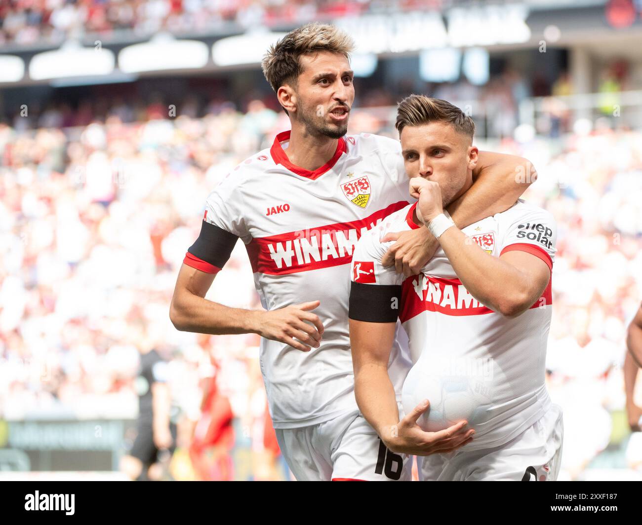 Ermedin Demirovic (VfB Stuttgart, #09) mit Ball unter dem Trikot und Daumen im Mund kuendigt beim Jubel ueber das Tor zum 0:1 seine Vaterschaft an, GER, SC Freiburg (SCF) vs VfB Stuttgart (VFB), Fussball Bundesliga, 1. Spieltag, Saison 2024/2025, 24.08.2024 DFB/DFL-Vorschriften verbieten jede Verwendung von Fotografien als Bildsequenzen und/oder Quasi-Video Foto: Eibner-Pressefoto/Michael Memmler Stockfoto