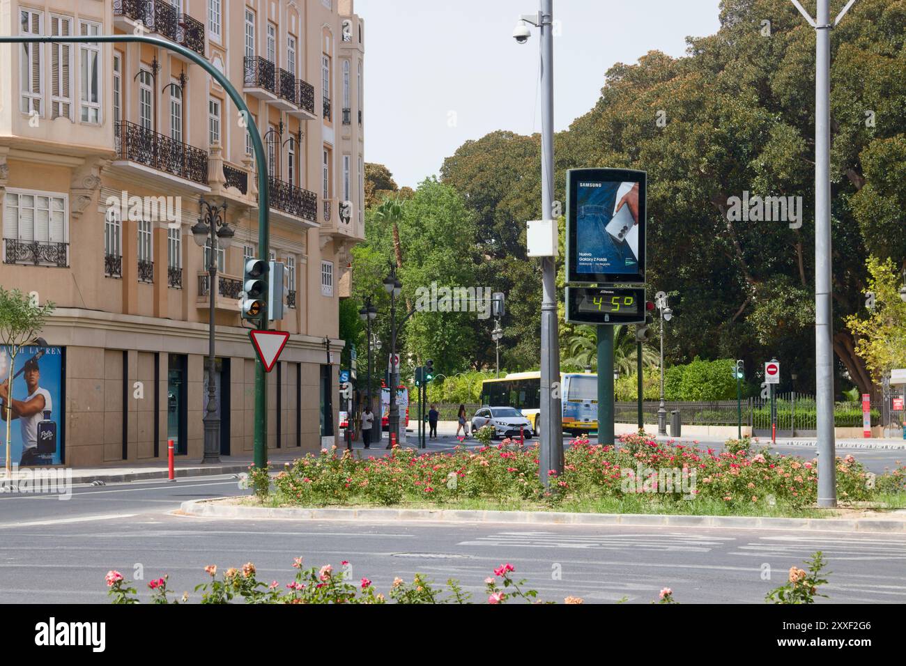 Thermometer, das 45 Grad Celsius am Nachmittag eines heißen Tages im Juli auf einem Platz in einer Stadt in Südspanien anzeigt Stockfoto