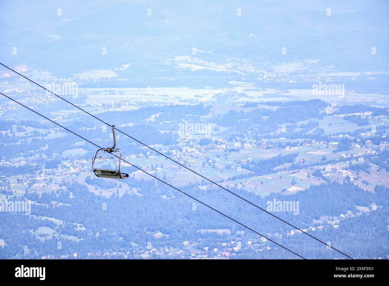 People Seilbahn in den Bergen vor dem Hintergrund der Stadt im Bergtal Stockfoto