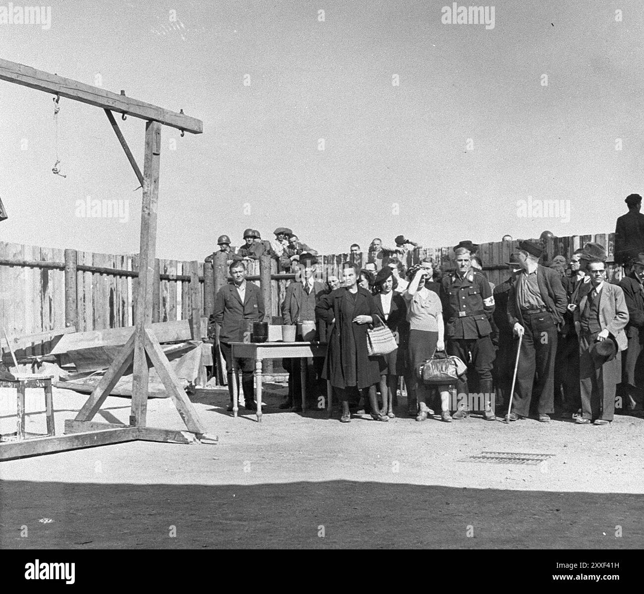 Eine Delegation des Roten Kreuzes bereiste nach seiner Befreiung das KZ Buchenwald. Hier sehen sie den Galgen. Buchenwald und seine 139 Unterlager waren Zwangsarbeitslager, keine Todeslager und es gab dort keine Gaskammern. Allerdings führten schlechte Bedingungen, Missbrauch und Hinrichtungen dort zu 56500 Toten. Am 11. April 1945 wurde sie von der US-Armee befreit. Stockfoto