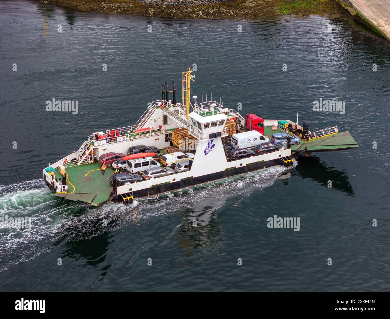 Corran ist eine Fähre, die vom Highland Council über die Corran Narrows am Loch Linnie in Schottland betrieben wird. Stockfoto