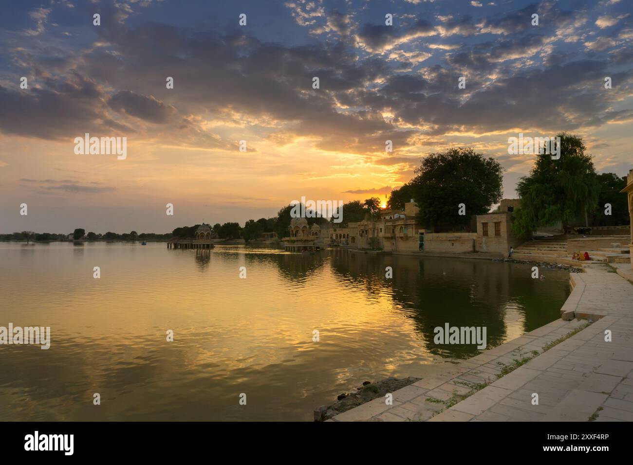 Schöner Sonnenuntergang am Gadisar Lake, Jaisalmer, Rajasthan, Indien. Untergehende Sonne und bunte Wolken am Himmel mit Blick auf den Gadisar See. Verbunden mit Ind Stockfoto