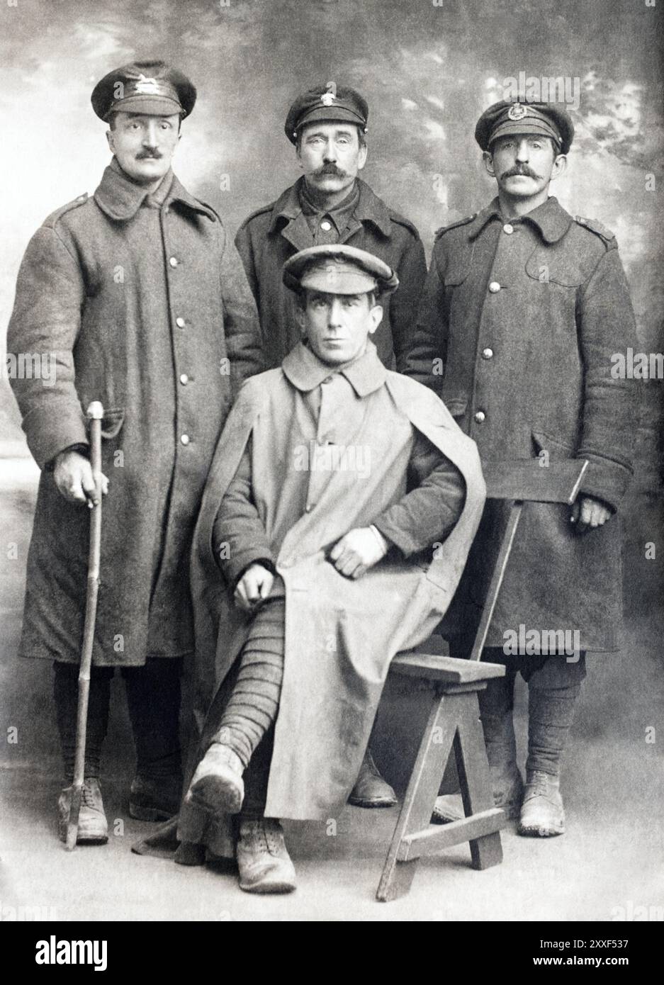 Britische Soldaten des Ersten Weltkriegs. Von links stehend: Private Milford, West Yorkshire Regiment; Private Lynn, Northumberland Fusiliers; Private Murphy, Leeds Rifles, West Yorkshire Regiment; Sitz: Private Palmer, Kings Own Yorkshire Light Infantry. Stockfoto