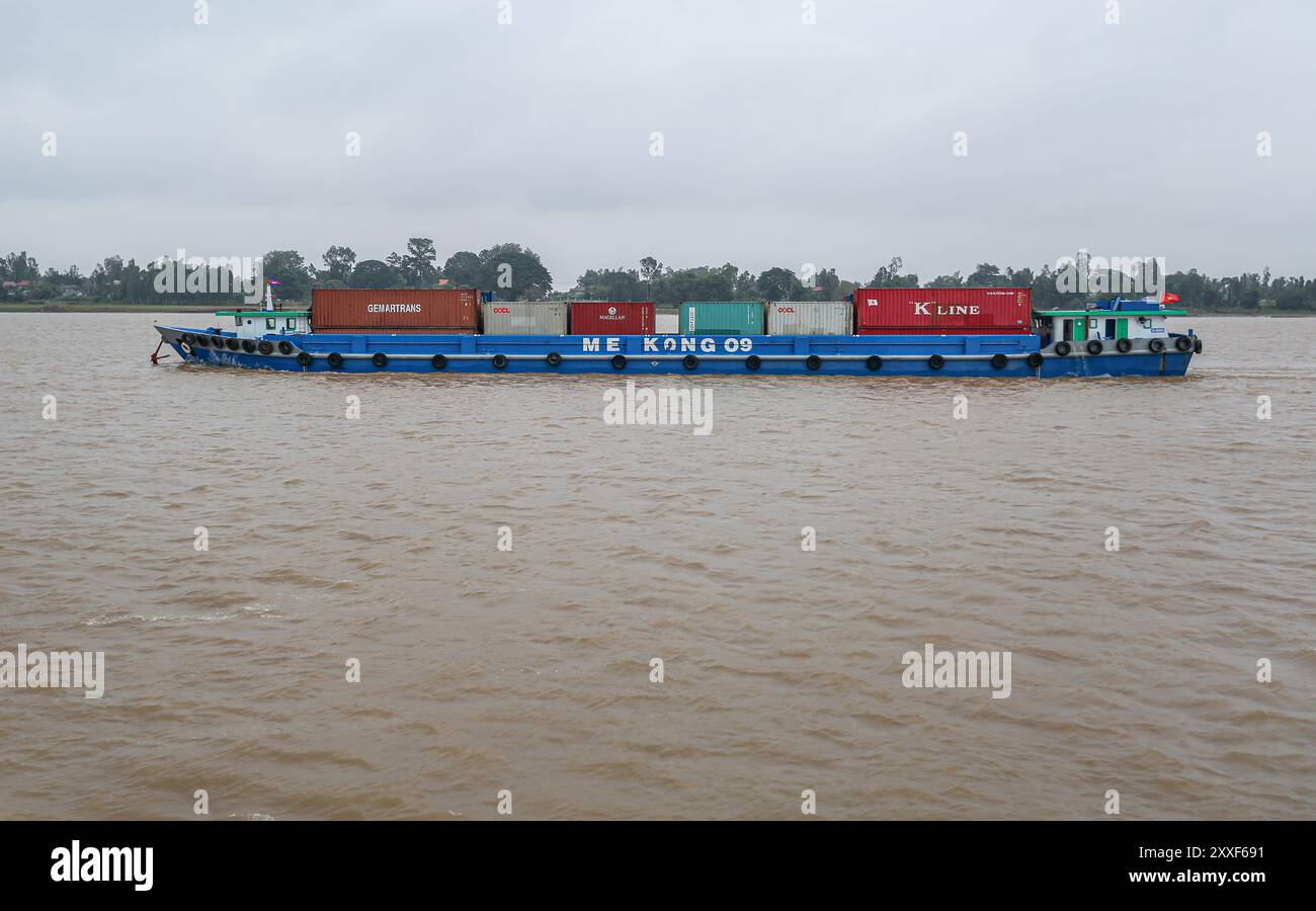 Fluss Mekong, Vietnam/Kambodscha. 24. August 2024: Vietnamesisches Containerschiff transportiert Container auf der asiatischen Wasserstraße, einer der größten Wasserstraßen Asiens. Der Seeschifffahrtsgüterverkehr ist Quelle von geopolitischen Spannungen, Umweltproblemen und Kontroversen, da der kambodschanische Premierminister plant, den Funan Techo-Kanal (offiziell Tonle Bassac Navigation Road & Logistics System Project) zu bauen, ein 1,7 Milliarden Dollar von China finanziertes Projekt, das Phnom Penh mit dem Seehafen Kampot verbindet und seine Waren für den Export direkt an die eigene Küste anstatt über das von Hanoi kontrollierte Mekong Delta umleitet. Quelle: Kevin Izorce/Alamy Live News Stockfoto