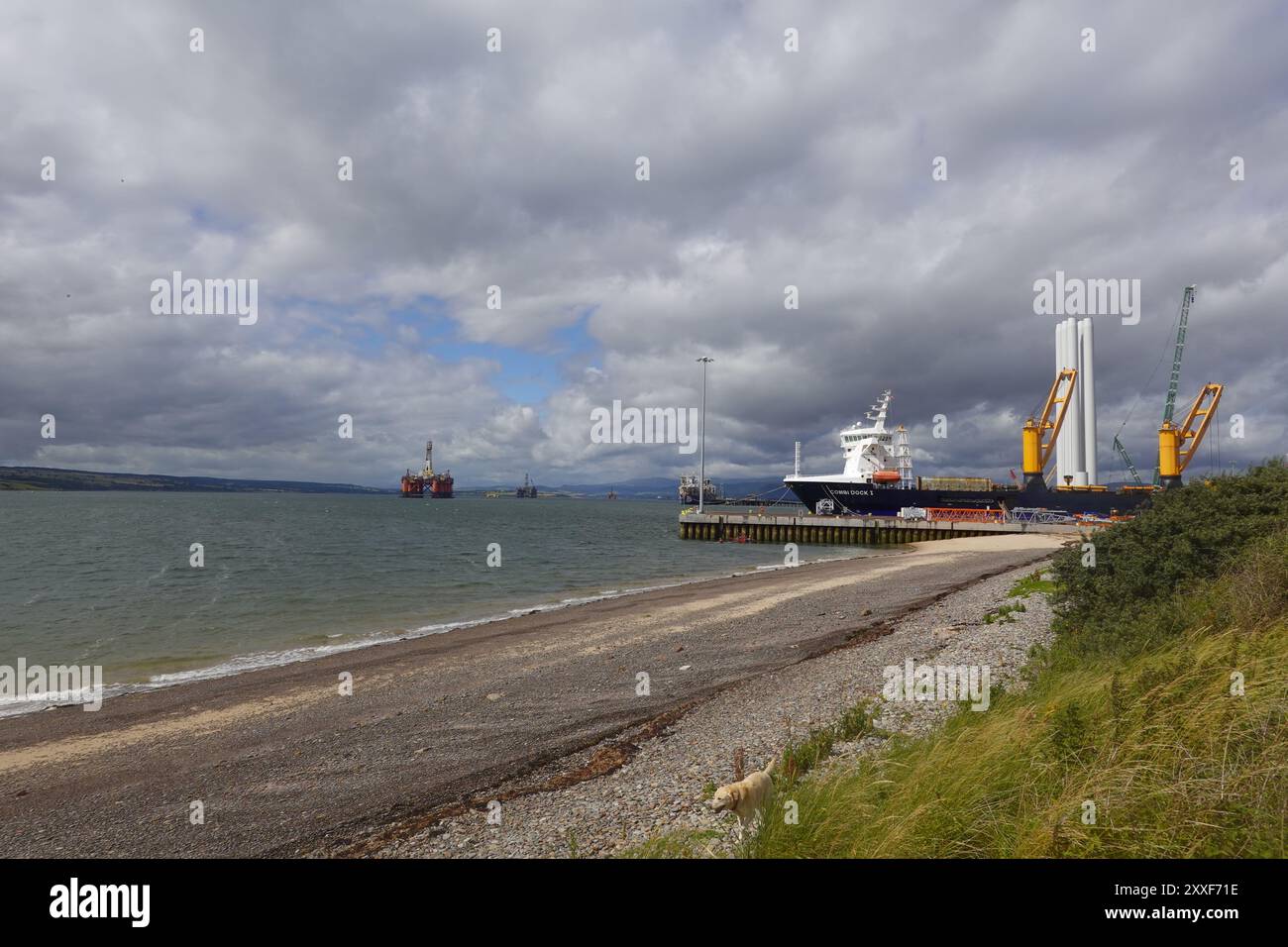 Combi Dock 1 ein Frachtschiff und Schwerlastträger, der im Hafen Nigg, Cromarty Firth, Highlands, Schottland, angedockt wurde Stockfoto