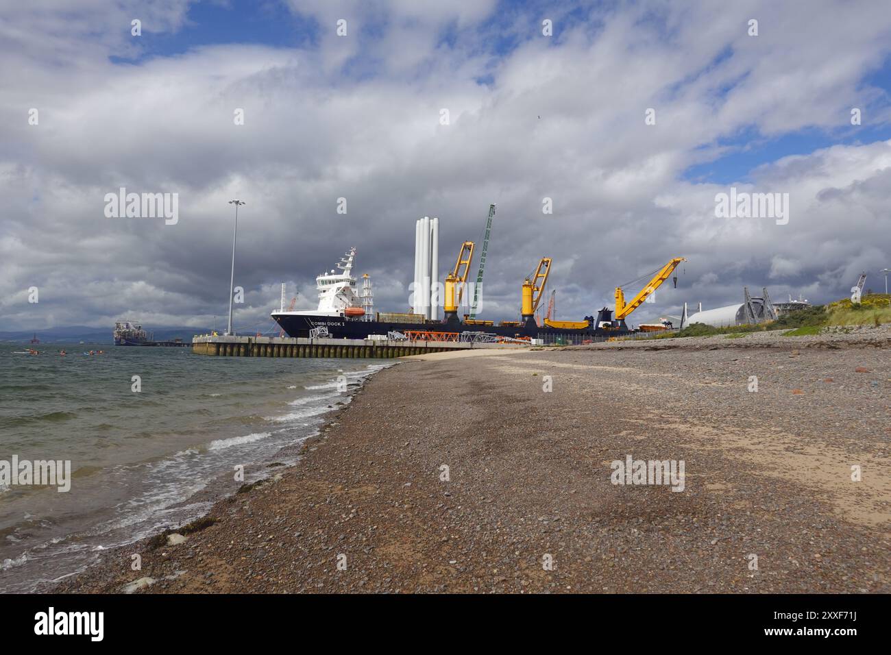 Combi Dock 1 ein Frachtschiff und Schwerlastträger, der im Hafen Nigg, Cromarty Firth, Highlands, Schottland, angedockt wurde Stockfoto