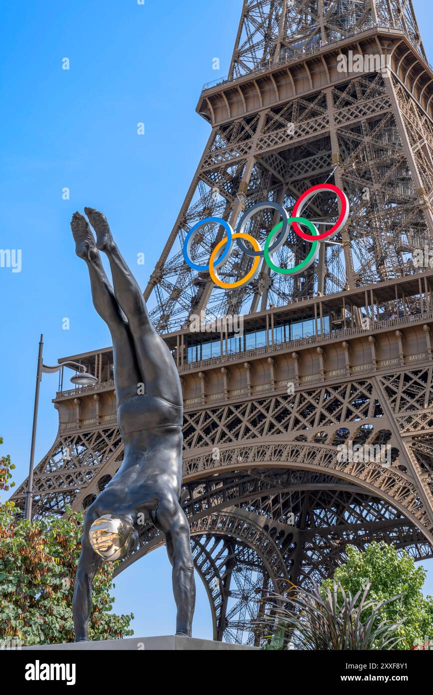 Paris, Frankreich - 06 14 2024: Olympische Spiele Paris 2024. Blick auf die von Carole Feuerman geschnitzte Taucherstatue vor dem Eiffelturm Stockfoto