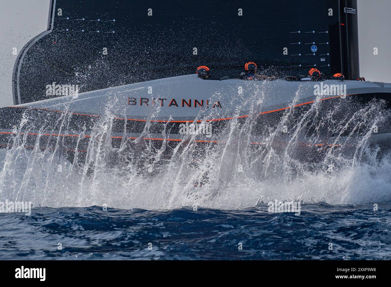 Hospitalet De Llobregat, Barcelona, Spanien. August 2024. Die verschiedenen Teams segeln am dritten Tag der Vorregatta des 37. America's Cup an der Küste Barcelonas, darunter das Emirates Team New Zealand, das den Titel verteidigt. 173 Jahre nach der ersten Ausgabe auf der Isle of Wight findet in Barcelona der Sport- und Technologiewettbewerb statt. (Kreditbild: © Marc Asensio Clupes/ZUMA Press Wire) NUR REDAKTIONELLE VERWENDUNG! Nicht für kommerzielle ZWECKE! Quelle: ZUMA Press, Inc./Alamy Live News Stockfoto