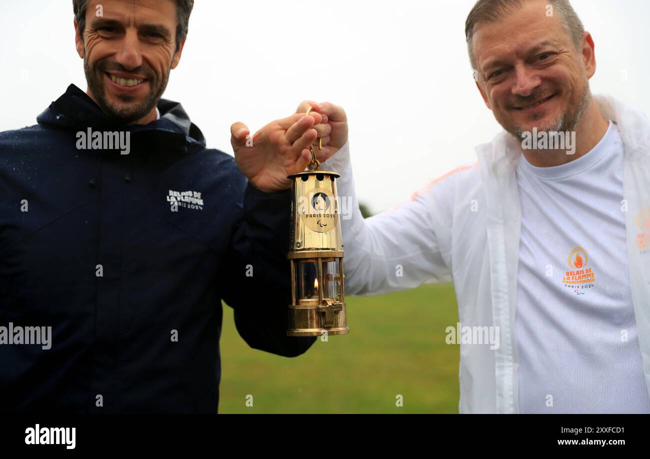 Stoke Mandeville, Großbritannien. August 2024. Der Präsident des Internationalen Paralympischen Komitees Andrew Parsons (R) und Tony Estanguet, Präsident des Organisationskomitees der Olympischen Spiele 2024 in Paris, zeigen die Flammenlaterne während der Paralympischen Fackelbeleuchtung für die Paralympischen Spiele 2024 in Stoke Mandeville, Großbritannien, am 24. August 2024. Quelle: Li Ying/Xinhua/Alamy Live News Stockfoto