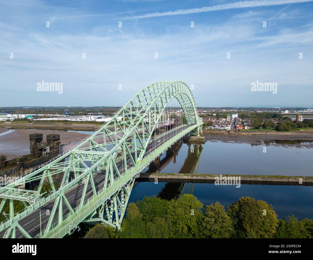 Die Silver Jubilee Bridge erstreckt sich über den Manchester Ship Canal und den River Mersey, Runcorn, Cheshire, England, mit Blick auf die Seilrutsche Stockfoto