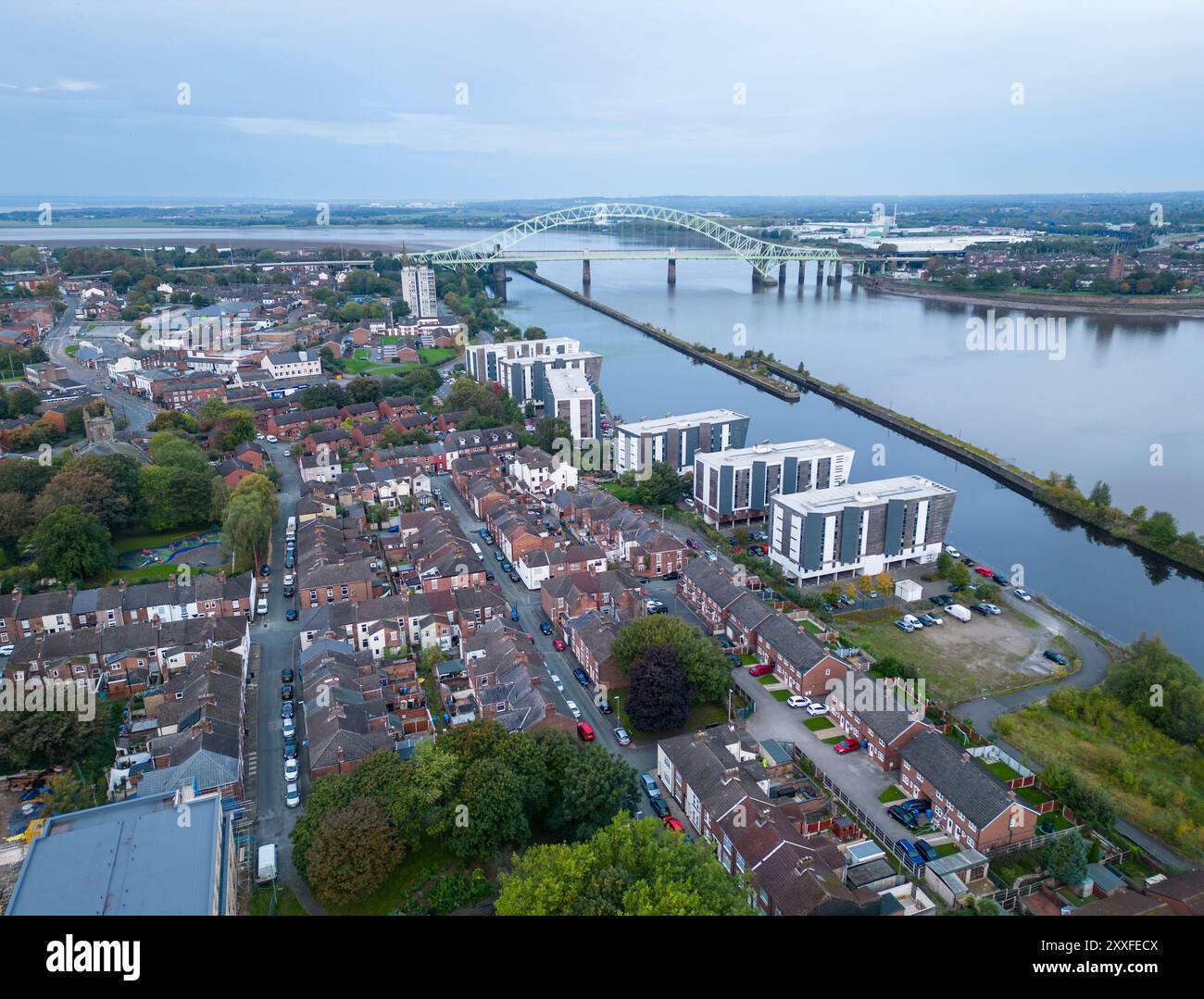 Die Stadt Runcorn, die Decks Apartments und die Silver Jubilee Bridge ...
