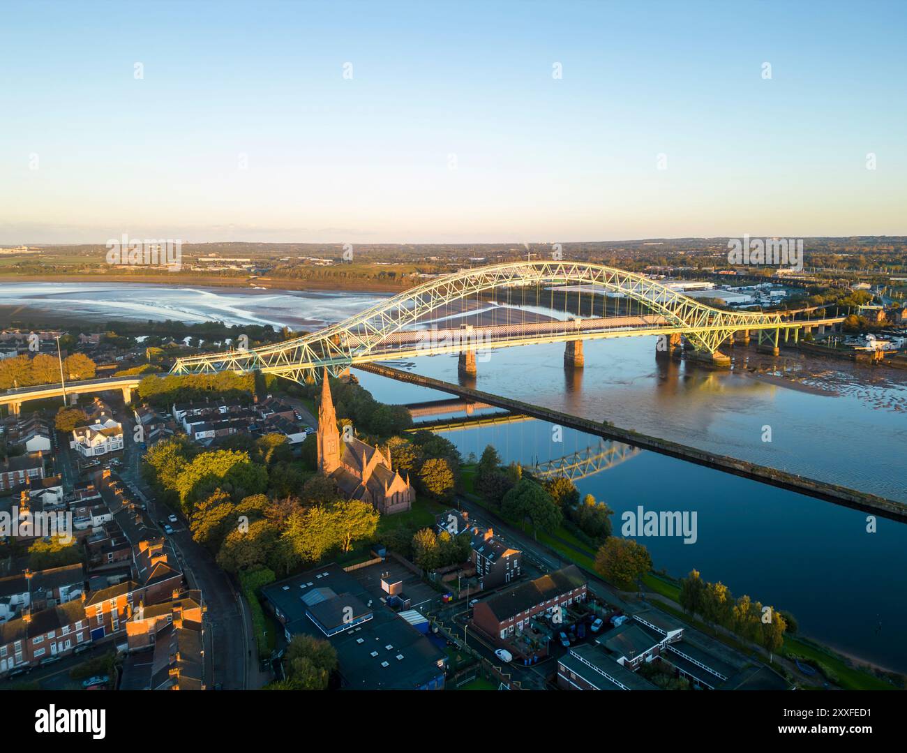 Silver Jubilee Bridge, Runcorn, Kirche und Silver Jubilee Bridge, Cheshire, England Stockfoto