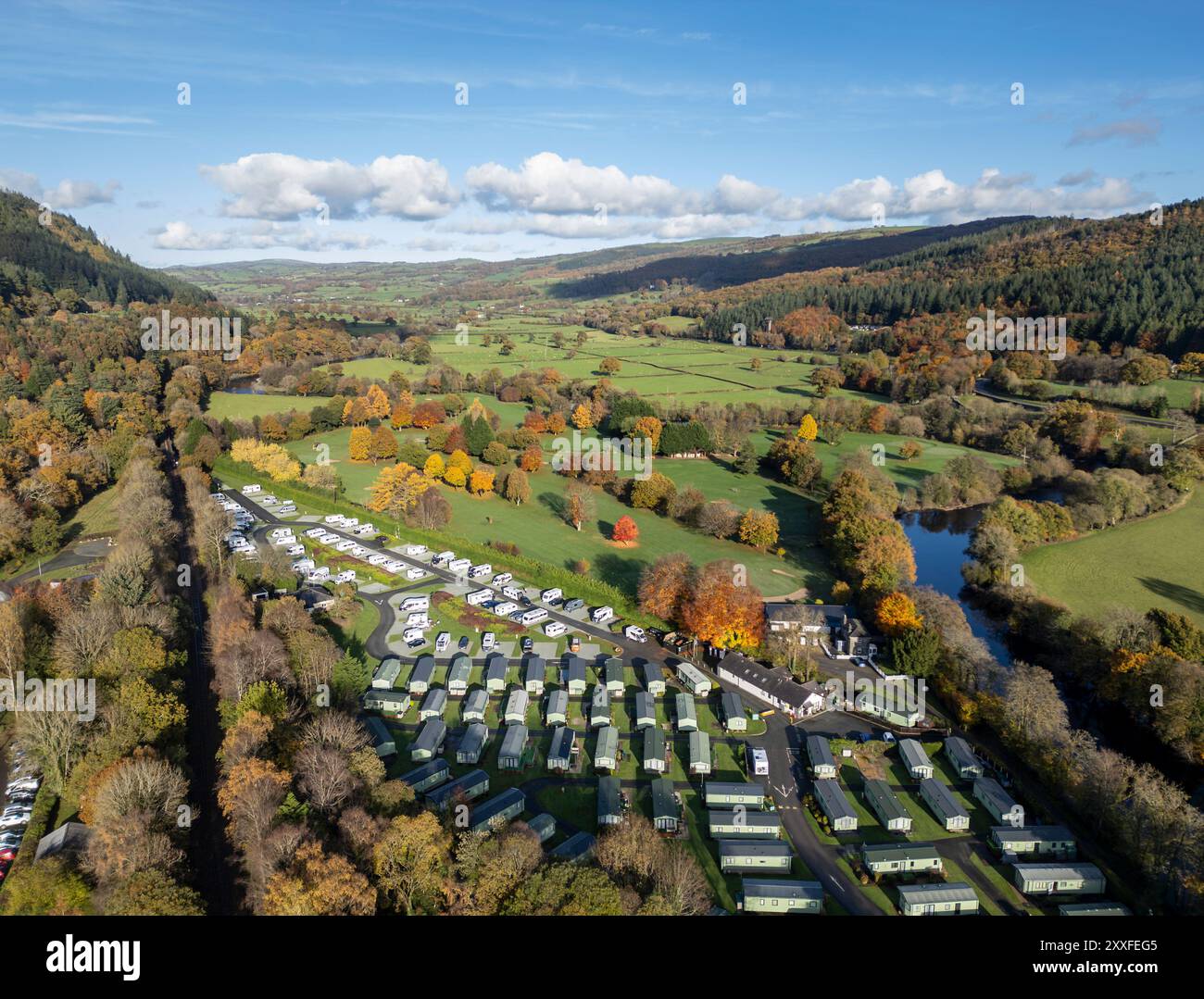 Luftaufnahme von Mobilheimen im Conwy Valley in Betws-y-Coed, nordwales im Herbst Stockfoto