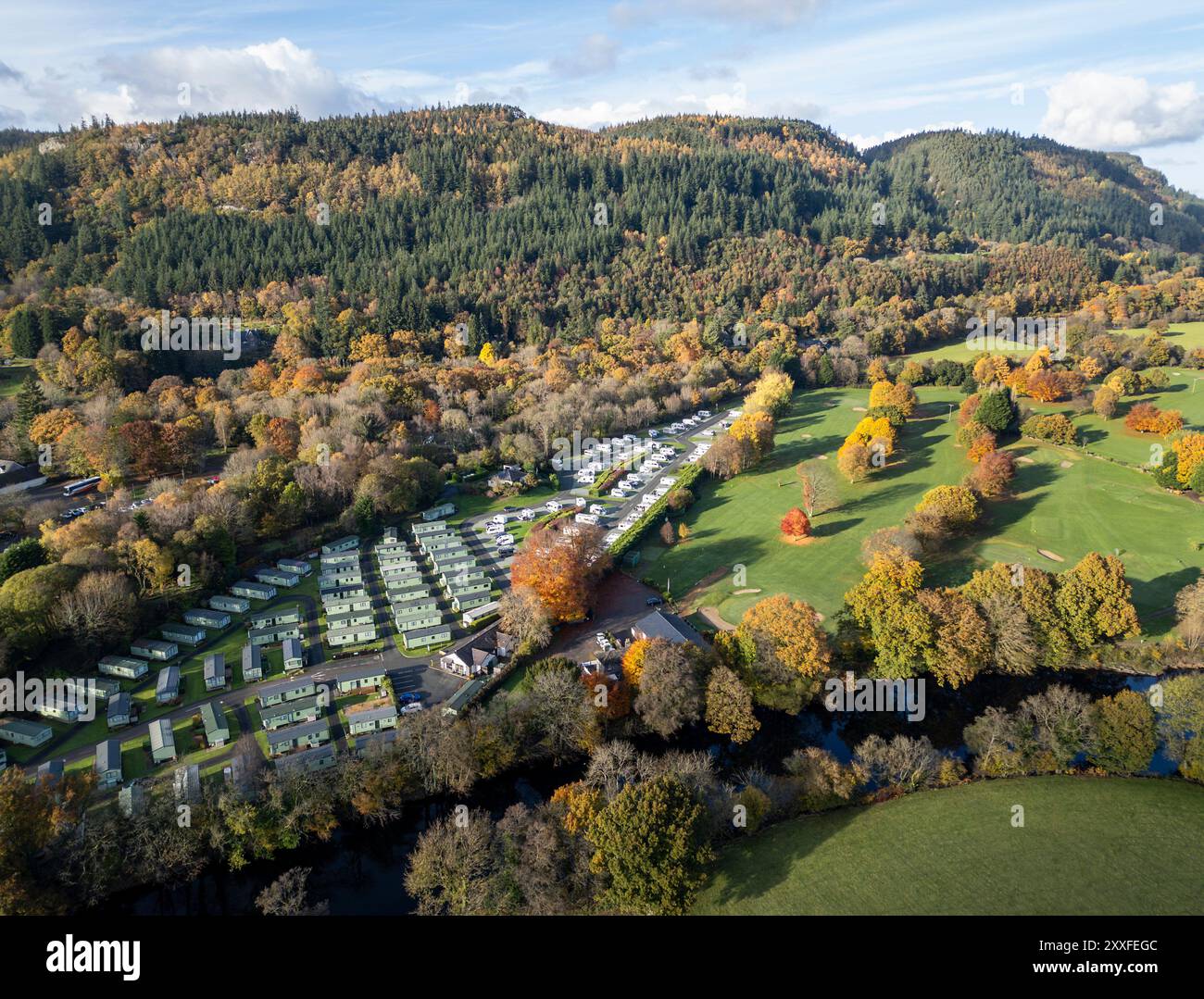 Luftaufnahme von Mobilheimen im Conwy Valley in Betws-y-Coed, Nordwales im Herbst Stockfoto