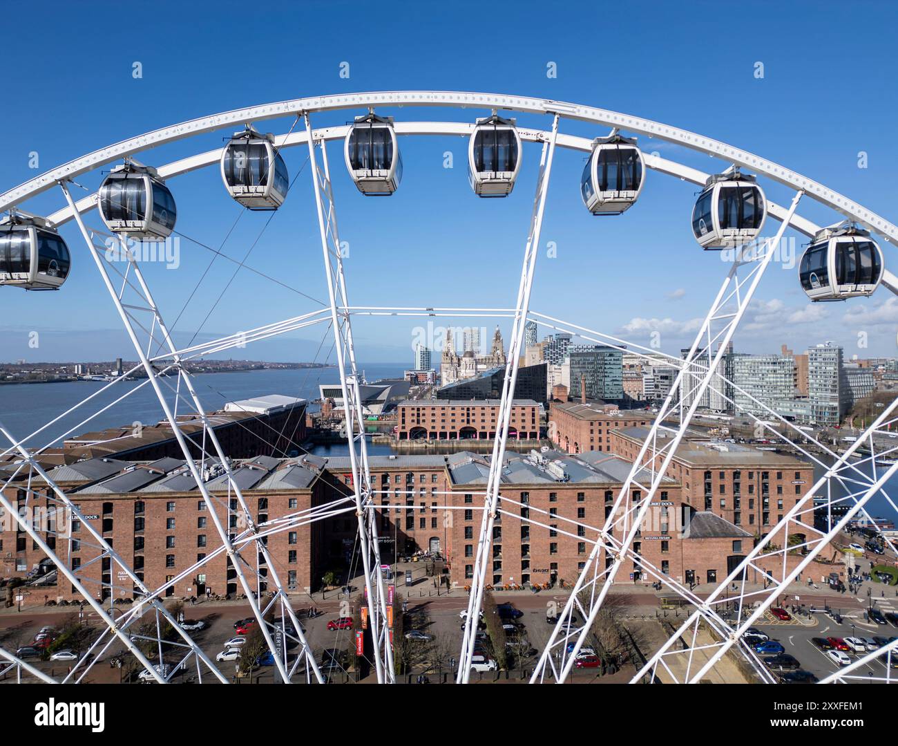 Luftaufnahme des Liverpool Ferris Wheel und Albert Dock, Merseside, England Stockfoto