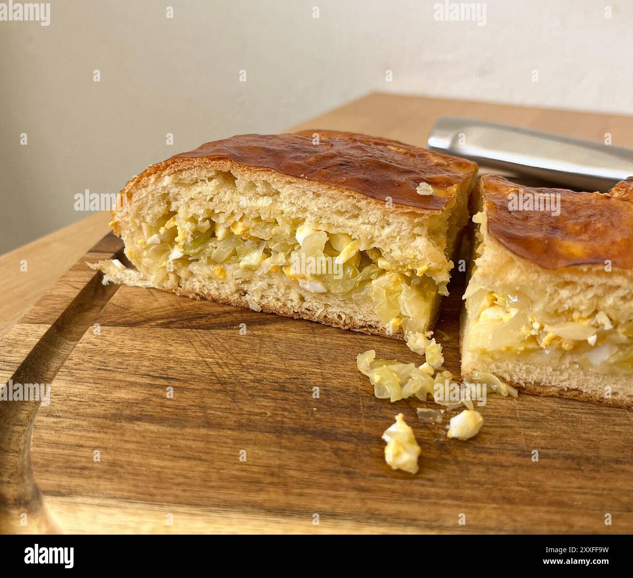Ein Stück Kohlkuchen auf einem hölzernen Schneidebrett bei Tageslicht Stockfoto