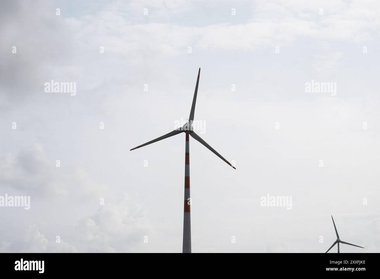 Nachhaltige Energie: Die integrale Präsenz von Windturbinen in landwirtschaftlichen Gebieten Stockfoto