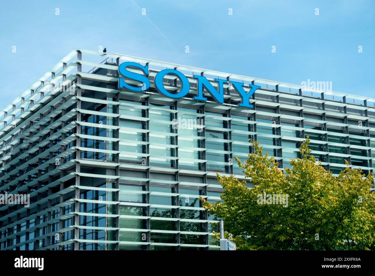 Sony-Schild am Gebäude. Sony Office Logo Prag, Tschechische Republik Stockfoto