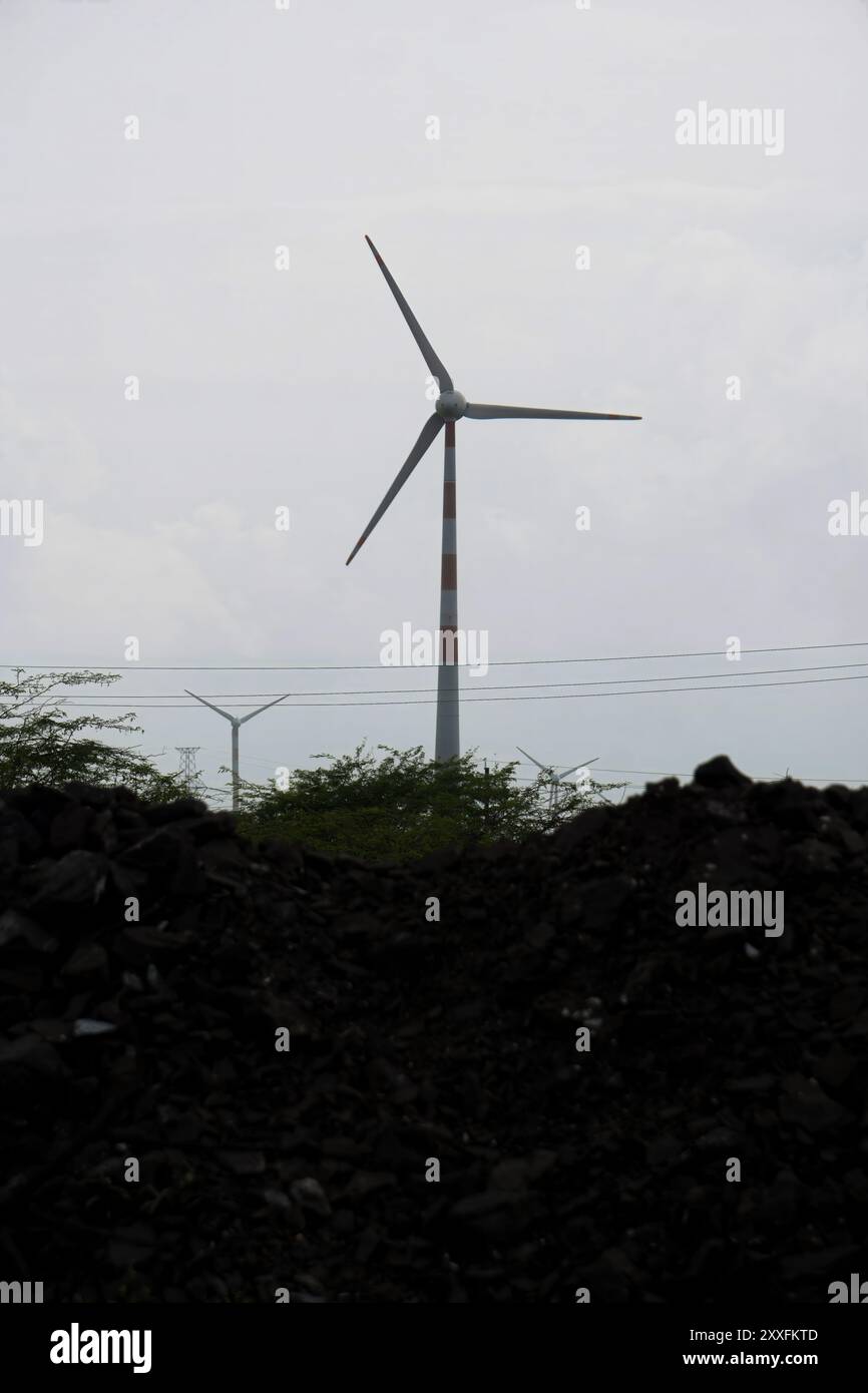 Nachhaltige Energie: Windturbinen Steigen Über Ackerland Auf Stockfoto