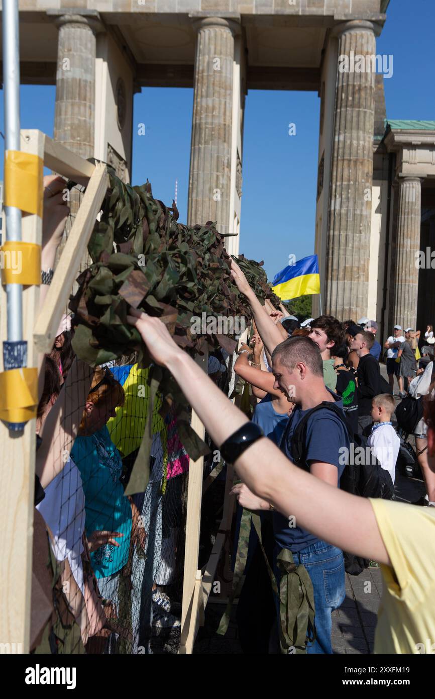 Berlin, Deutschland. 24. August 2024, Berlin, Deutschland, Unabhängigkeitstag der Ukraine, Demonstration in Berlin, Brandenburger Tor, Credit: Felix Wolf/ Alamy Live News Credit: Felix Wolf/Alamy Live News Stockfoto