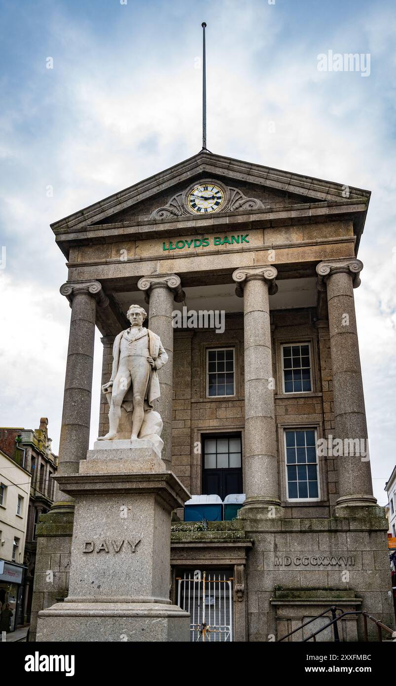 Statue von Sir Humphry Davy, Erfinder der Miner's Lamp, Outside Market House (1838), Market Jew Street, Penzance, Cornwall, England, UK. Stockfoto