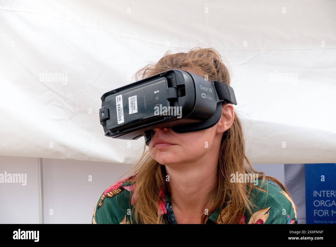 Junge Frau mit Virtual-Reality-Headset Stockfoto