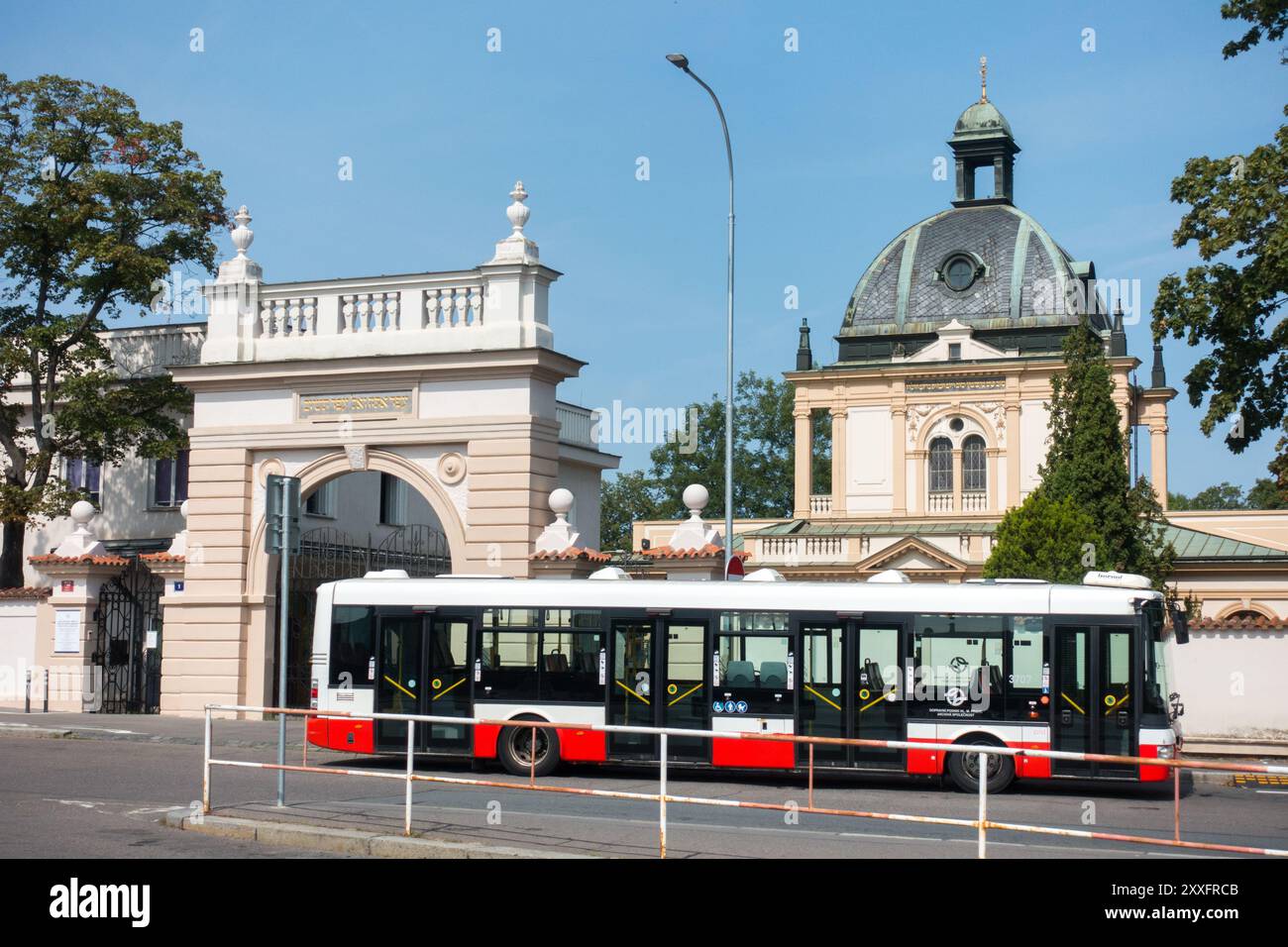 Eingangstor und Zeremonialsaal des Neuen Jüdischen Friedhofs in Olšany Prag Tschechische Republik Stockfoto