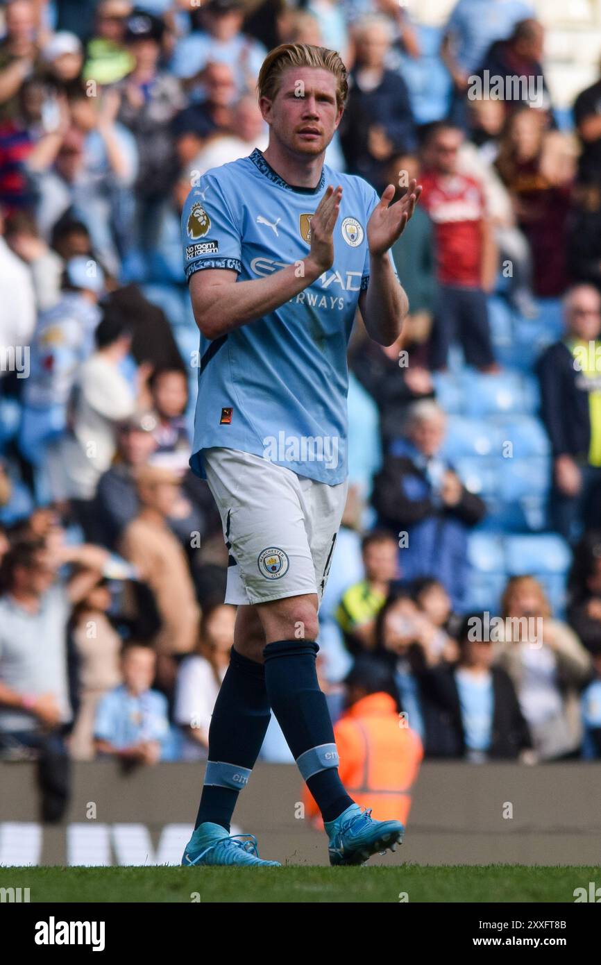 Manchester, Großbritannien. August 2024. Manchester City Mittelfeldspieler Kevin de Bruyne (17) zeigt seine Anerkennung für seine Fans nach dem Spiel Manchester City FC gegen Ipswich Town FC English Premier League im Etihad Stadium, Manchester, England, Großbritannien am 24. August 2024 Credit: Every Second Media/Alamy Live News Stockfoto