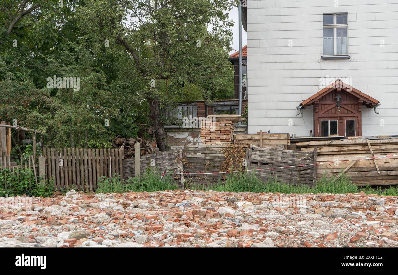 Naturgarten mit Holzzaun, Gewächshaus und Baumhaus in der Großstadt Stockfoto