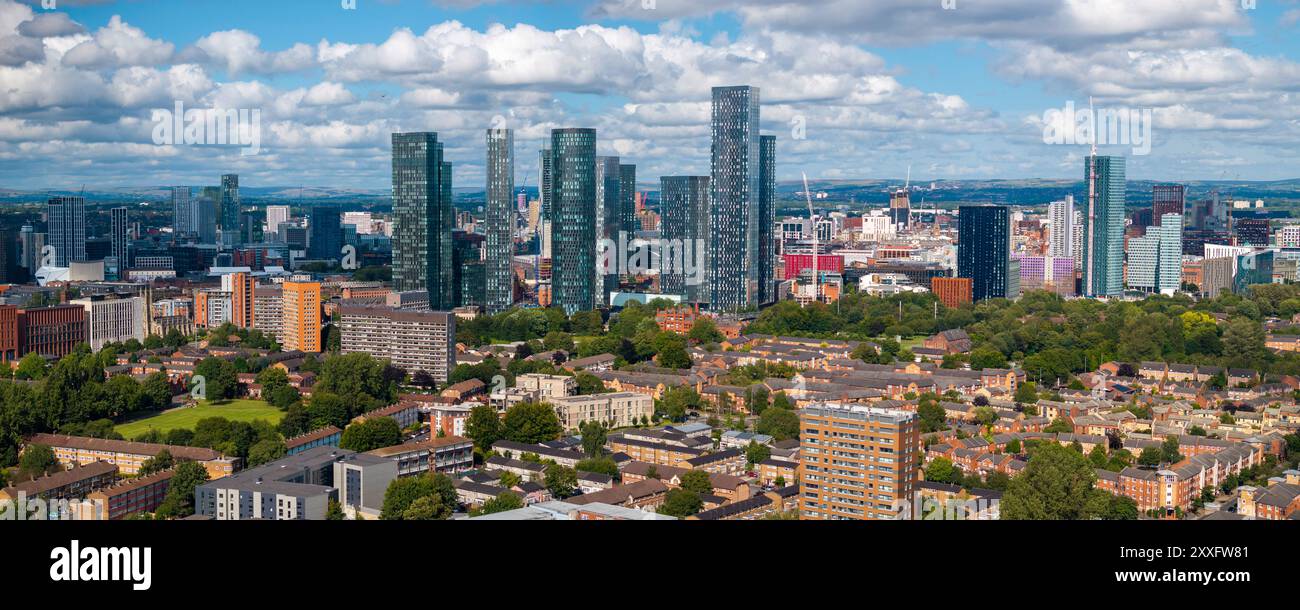 Panoramablick auf Manchester, Großbritannien, mit hohen Gebäuden, darunter mehrere Wolkenkratzer, und einer Mischung aus Wohn- und Geschäftsgebäuden Stockfoto