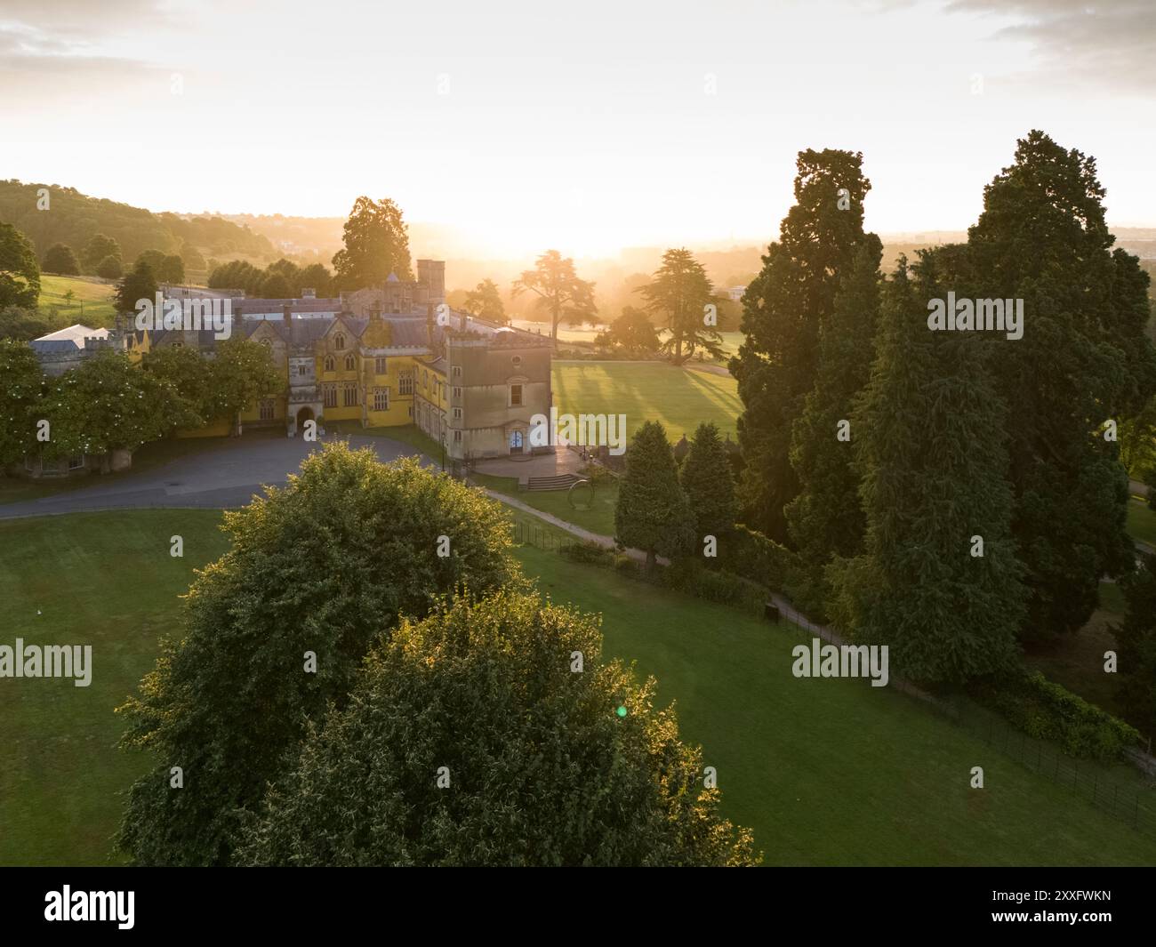 Ashton Court Mansion in Sunrise, Aerial. Bristol, Großbritannien. Stockfoto