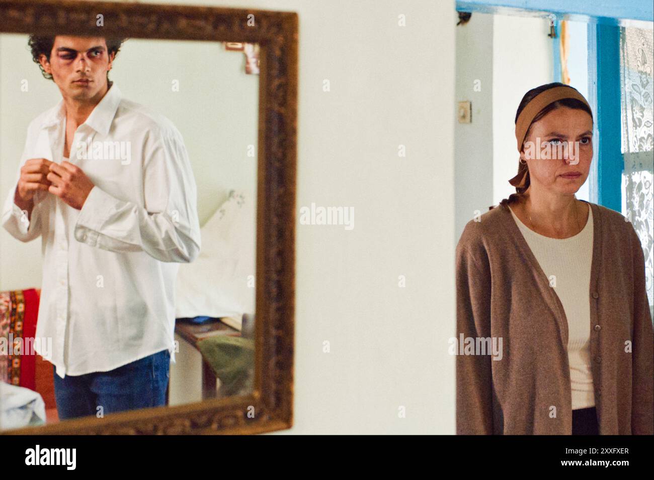 Drei Kilometer zum Ende der Welt (2024) von Emanuel Parvu mit Valeriu Andriuta, Ingrid Berescu und Vlad Brumaru. Der rumänische Film spielt in einer konservativen Donaudelta-Gemeinde und stößt auf die Reise eines schwulen Teenagers zur Selbstfindung mit den traditionellen Werten, die von seinen Eltern und Nachbarn vertreten werden. Werbefoto ***NUR REDAKTIONELLE VERWENDUNG***. Quelle: BFA / Vlad Dumitrescu / FamArt Production Stockfoto