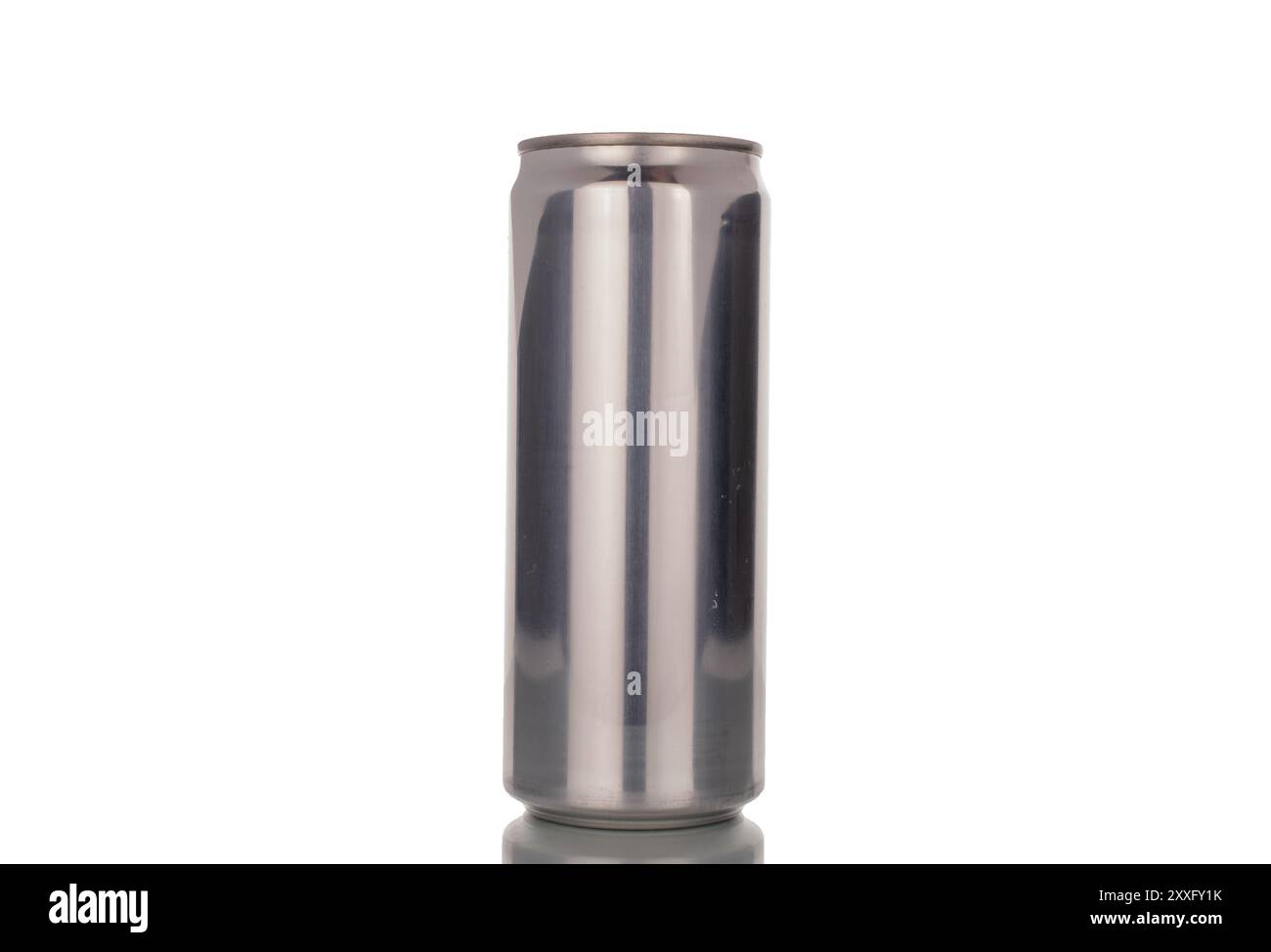Metalldose mit Getränk, Makro, isoliert auf weißem Hintergrund. Stockfoto