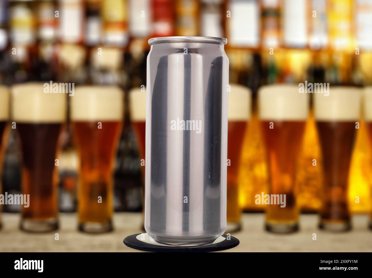 Eine Metalldose mit einem Getränk auf einem Tisch in einem Café, Makro. Stockfoto