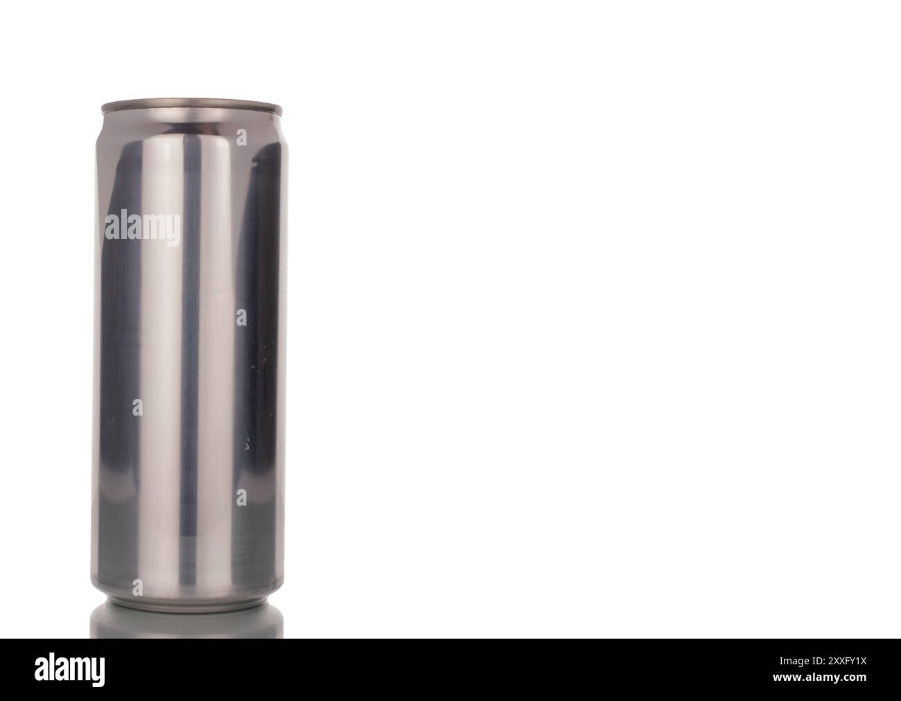 Metalldose mit Getränk, Makro, isoliert auf weißem Hintergrund. Stockfoto