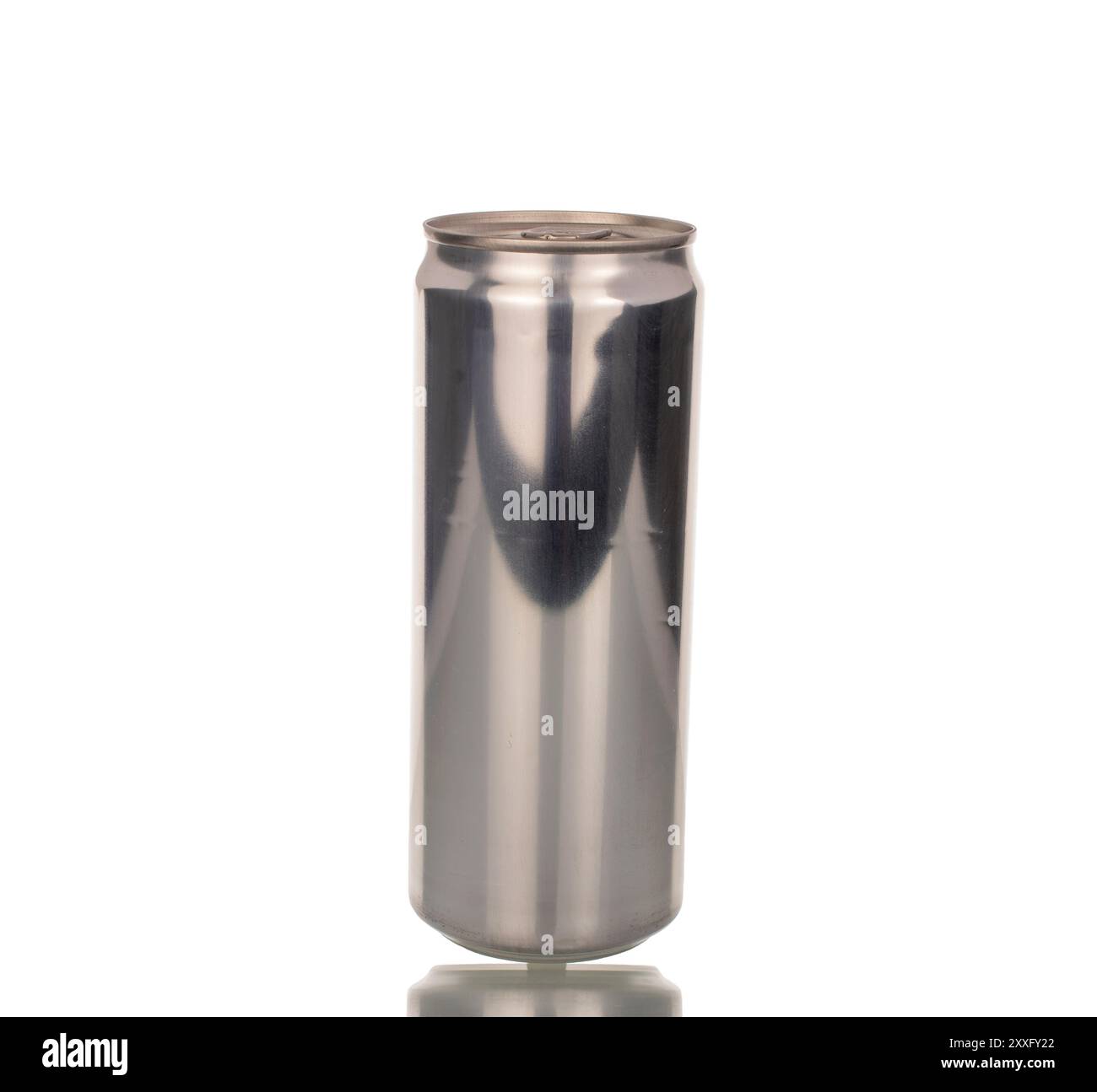 Metalldose mit Getränk, Makro, isoliert auf weißem Hintergrund. Stockfoto