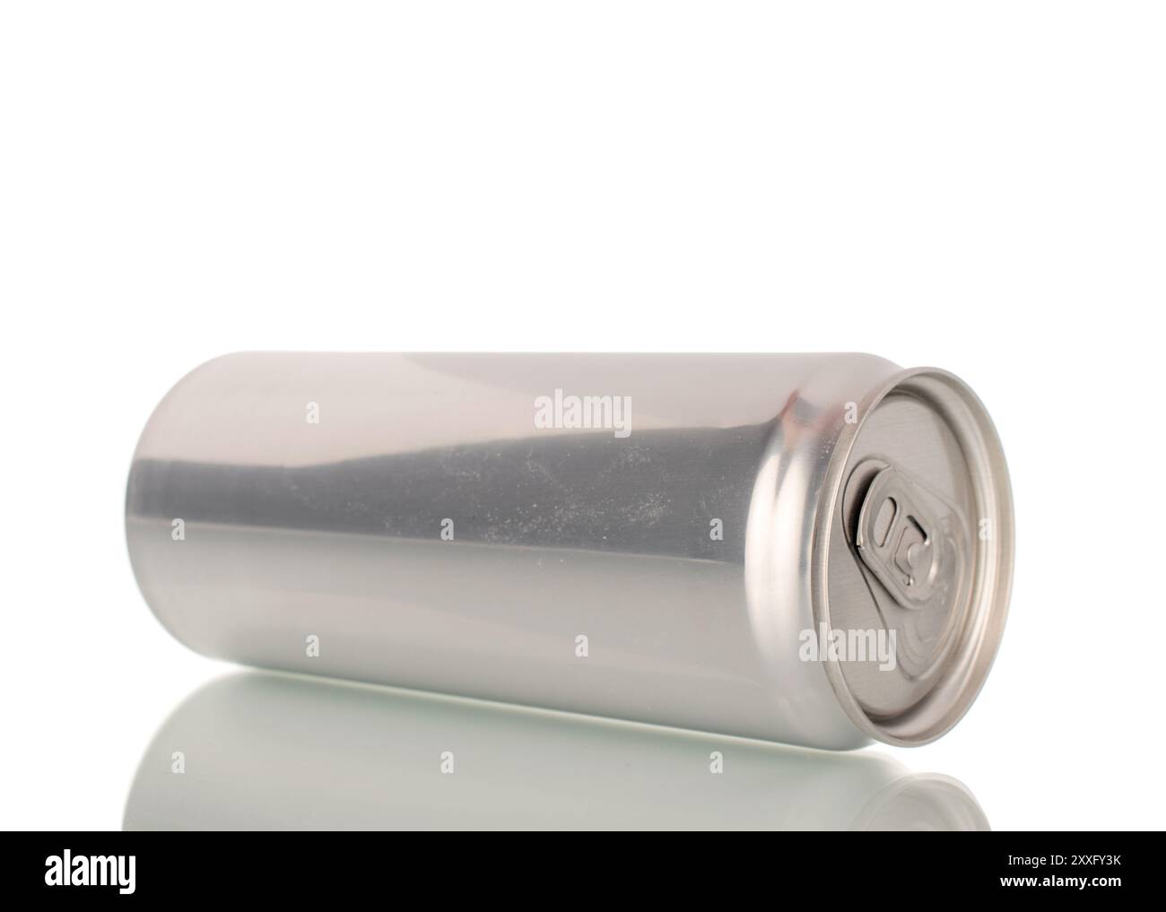 Metalldose mit Getränk, Makro, isoliert auf weißem Hintergrund. Stockfoto