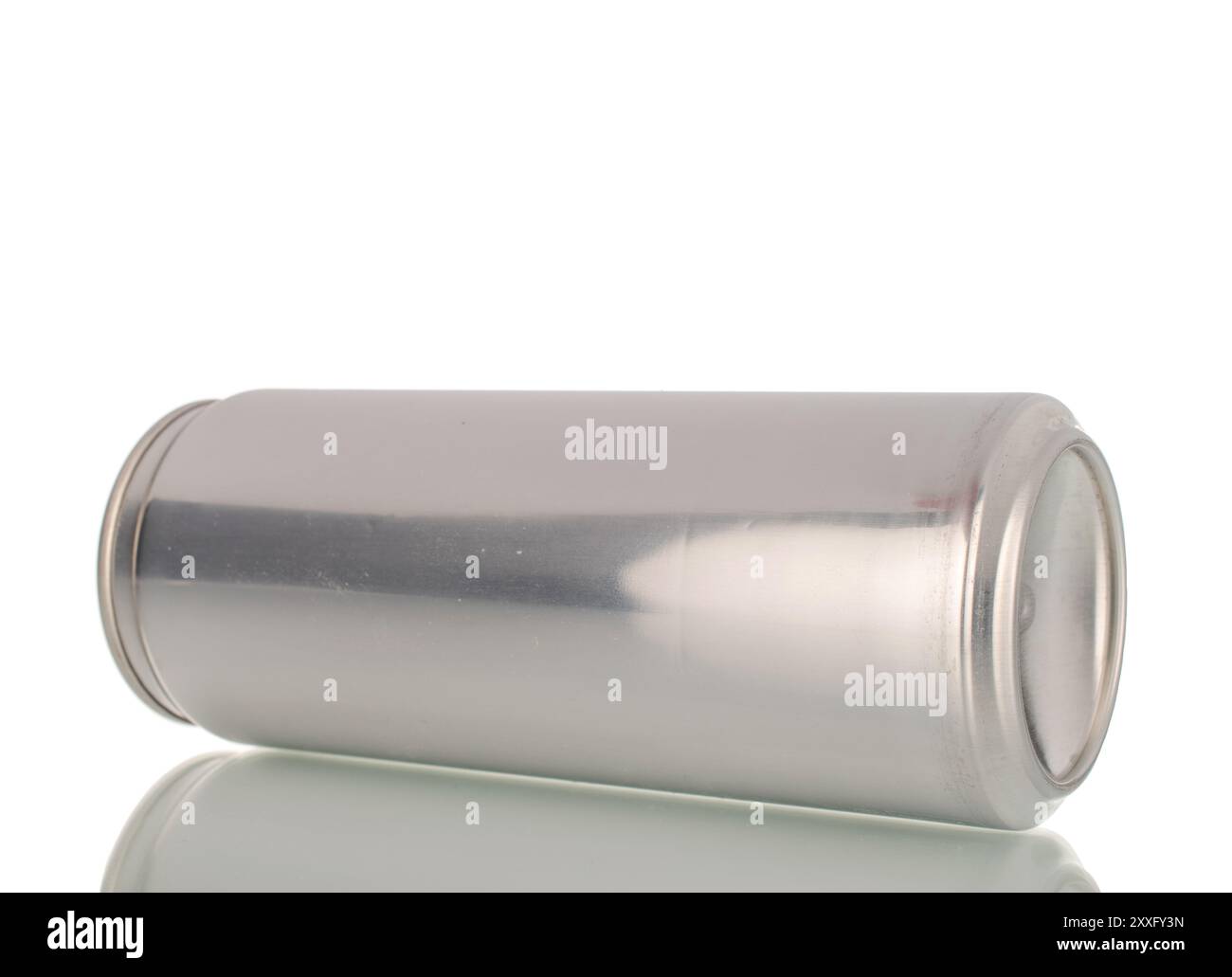 Metalldose mit Getränk, Makro, isoliert auf weißem Hintergrund. Stockfoto