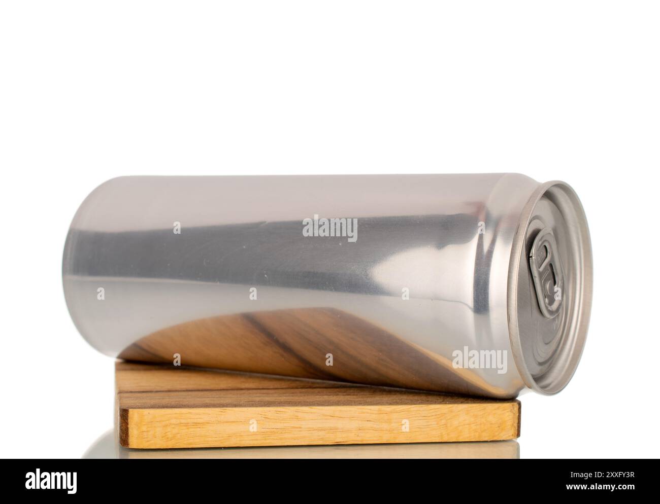 Metalldose mit Getränk auf Holzständer, Makro, isoliert auf weißem Hintergrund. Stockfoto