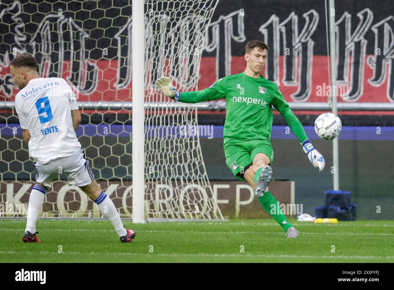 Nijmegen, Niederlande. August 2024. NIJMEGEN, NIEDERLANDE - 24. AUGUST: Torhüter Robin Roefs von NEC tritt den Ball während eines niederländischen Eredivisie-Spiels zwischen NEC Nijmegen und PEC Zwolle im Stadion de Goffert am 24. August 2024 in Nijmegen, Niederlande. (Foto: Broer van den Boom/Orange Pictures) Credit: dpa/Alamy Live News Stockfoto