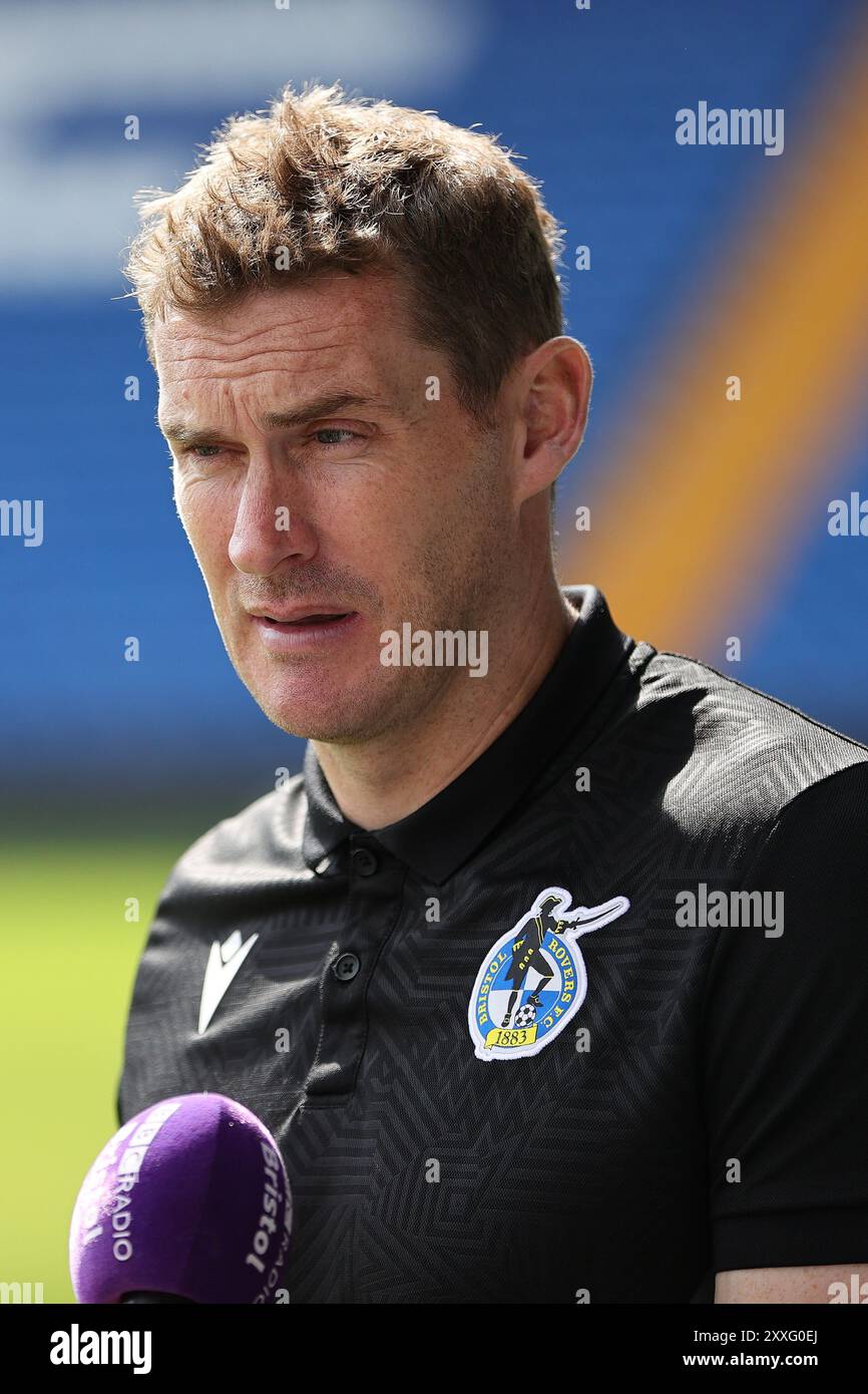 Edgeley Park in Stockport, Großbritannien. August 2024. Matt Taylor, Manager der Bristol Rovers, wird interviewt, nachdem Stockport County am 24. August 2024 in einem Spiel der Sky Bet League One im Edgeley Park in Stockport, England, gegen die Bristol Rovers spielte. (Foto: James Holyoak/Alamy) Credit: james Holyoak/Alamy Live News Stockfoto