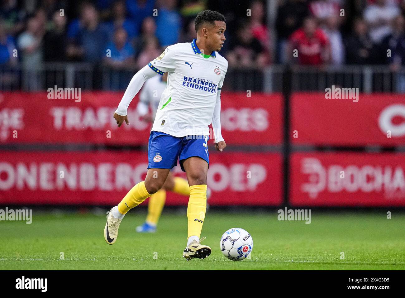 Almere, Niederlande. August 2024. ALMERE, NIEDERLANDE - 24. AUGUST: Frederik Oppegard von PSV Dribbles während des niederländischen Eredivisie-Spiels zwischen Almere City FC und PSV im Yanmar Stadion am 24. August 2024 in Almere, Niederlande. (Foto von Patrick Goosen/Orange Pictures) Credit: dpa/Alamy Live News Stockfoto