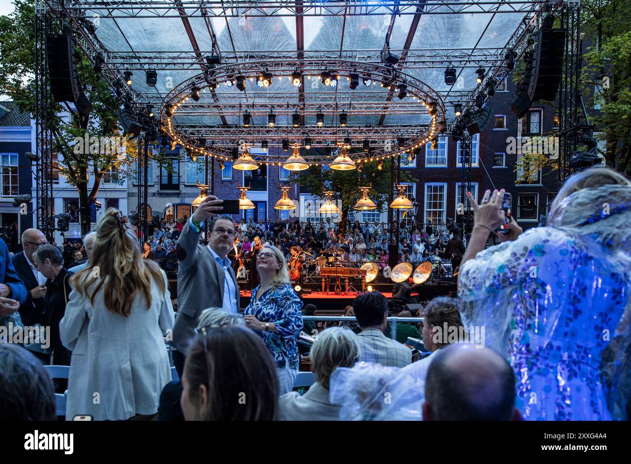 AMSTERDAM - Publikum während der 42. Ausgabe des jährlichen Prinsengracht-Konzerts. Das klassische Open-Air-Konzert findet seit 1981 auf einer schwimmenden Bühne im Kanal vor dem Hotel Pulitzer statt. ANP DINGENA MOL niederlande Out - belgien Out Stockfoto