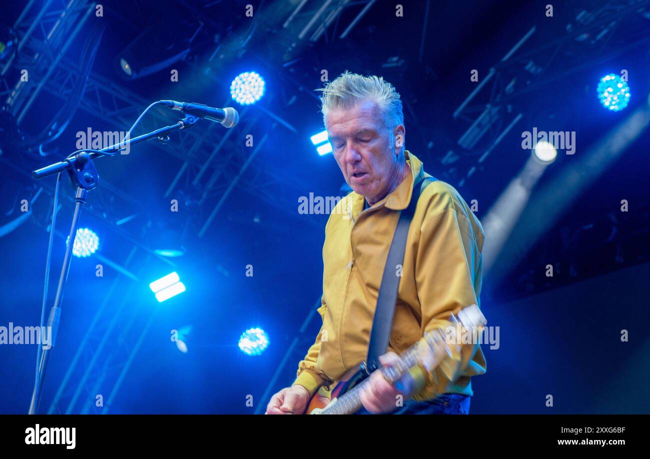 Belfast N.Ireland, 24. August 2024. Micky Bradley spielt mit den Untertönen am Custom House Square im Stadtzentrum von Belfast. Foto: Liam McArdle/Alamy Live News Stockfoto