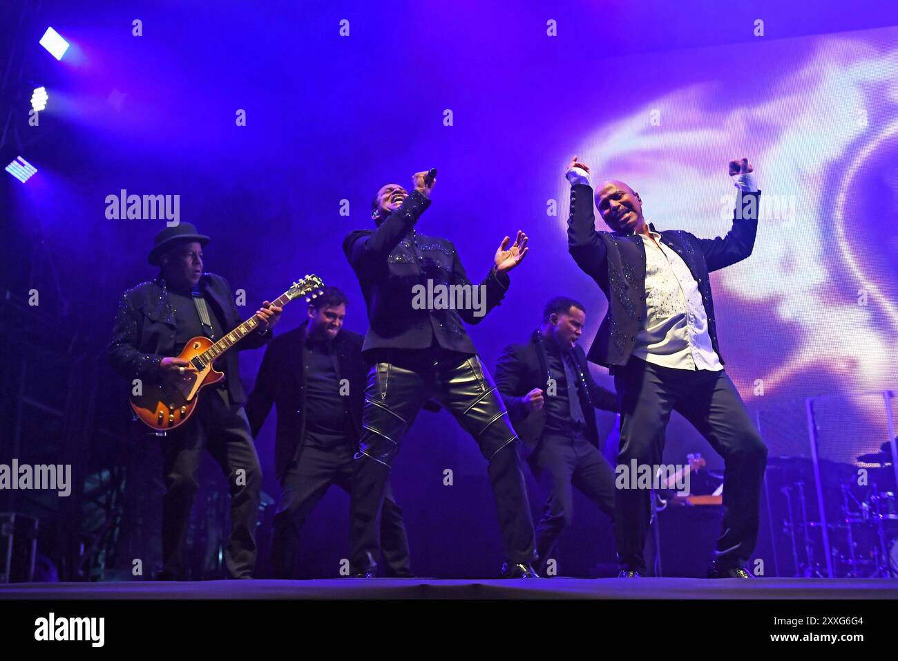 HENLEY-ON-THAMES, ENGLAND – 18. AUGUST: Tito Jackson, Jackie Jackson und Marlon Jackson von The Jacksons, die in Rewind, Temple Island Meadows o auftreten Stockfoto