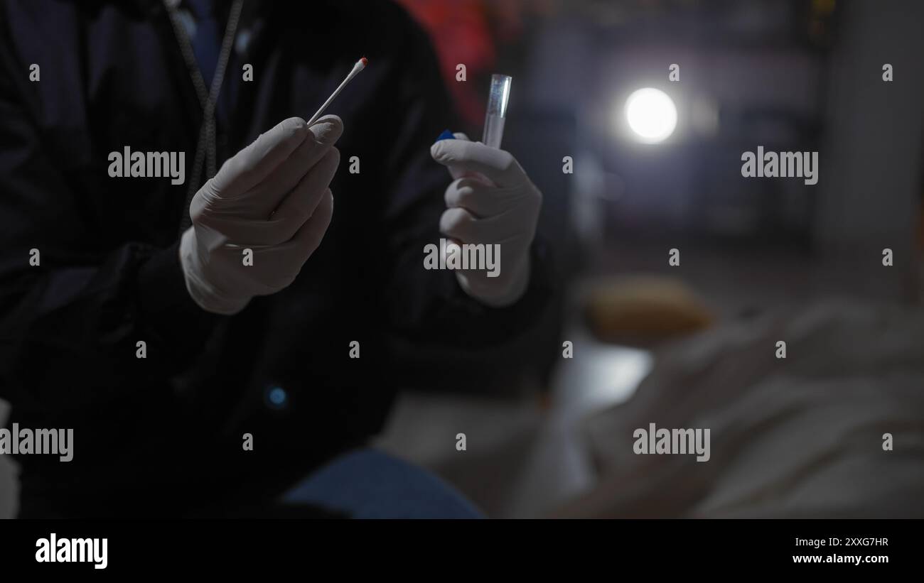 Forensischer Experte für Handschuhe mit Tupfer und Reagenzglas bei der Indoor-Tatortuntersuchung. Stockfoto