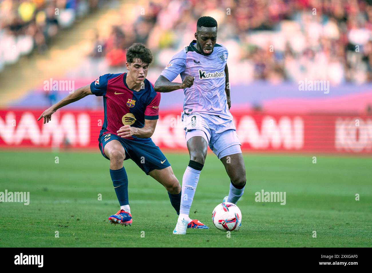 Barcelona, Spanien, 24. August 2024. Spanische LaLiga EA Sports: FC Barcelona gegen Athletic Club. (2) Pau Cubarsi streitet mit (9) Iñaki Williams. Quelle: Joan G/Alamy Live News Stockfoto